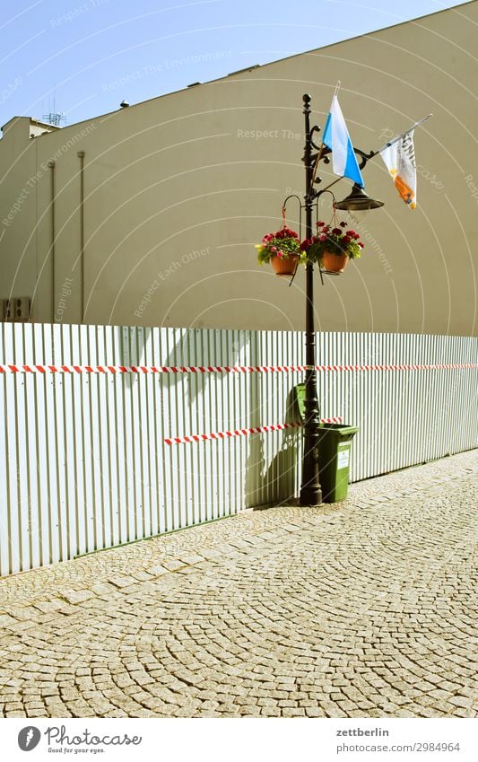 Legnica again alt Altstadt antik Haus legnica malerisch Polen Schlesien Stadt Wohnhaus Wand Mauer Fahne Fahnenmast Wellblech Zaun Wellblechwand Baustelle Grenze