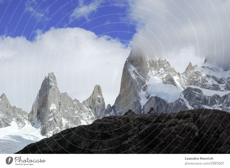 Der Mount Fitz Roy in der goldenen Stunde über dem blauen Himmel Ferien & Urlaub & Reisen Tourismus Sommer Schnee Berge u. Gebirge wandern Natur Landschaft