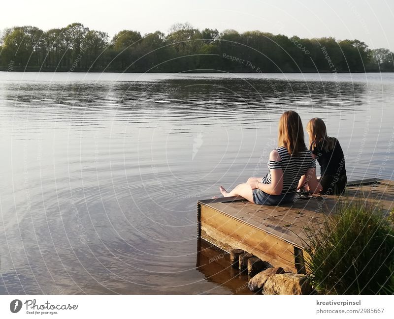 Am See am see See Wasser Wasseroberfläche Füsse baumeln lassen füssen Füße waschen Fuß im Wasser Erholung Sommertag Ferien Natur Naturliebe Beine Mädchen