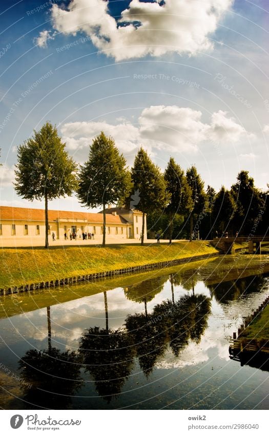 Spalier Menschenmenge Wasser Himmel Wolken Schönes Wetter Baum Garten Haus Fenster Dach Zufriedenheit Idylle Ordnung Farbfoto Außenaufnahme Menschenleer