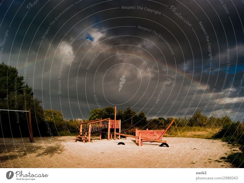 Für unerschrockene Kinder Umwelt Natur Urelemente Gewitterwolken Herbst Unwetter Baum Gras Park Spielplatz Spielzeug Klettergerüst Sand bedrohlich dunkel