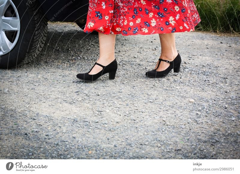 Parkplatz Lifestyle elegant Stil ausgehen Jahrmarkt Hochzeit Geburtstag feminin Frau Erwachsene Leben Frauenfuß Frauenbein Fuß 1 Mensch Platz Verkehr Autofahren