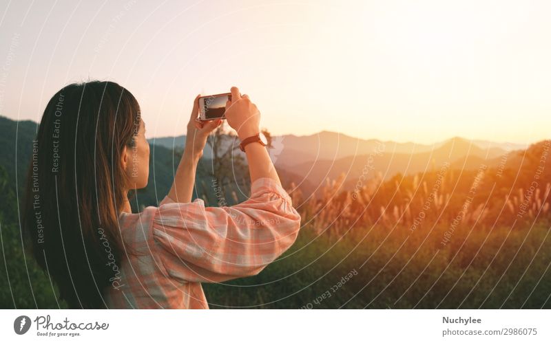 Junge asiatische Frau fotografiert mit ihrem Smartphone Lifestyle Ferien & Urlaub & Reisen Tourismus Ausflug Sightseeing Berge u. Gebirge Telefon PDA Fotokamera