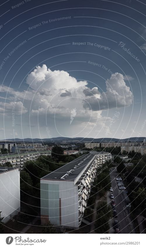 Räuchermännchen Himmel Wolken Horizont Schönes Wetter Bautzen Kleinstadt Stadtrand bevölkert Haus Mauer Wand Fassade Balkon Fenster Plattenbau außergewöhnlich