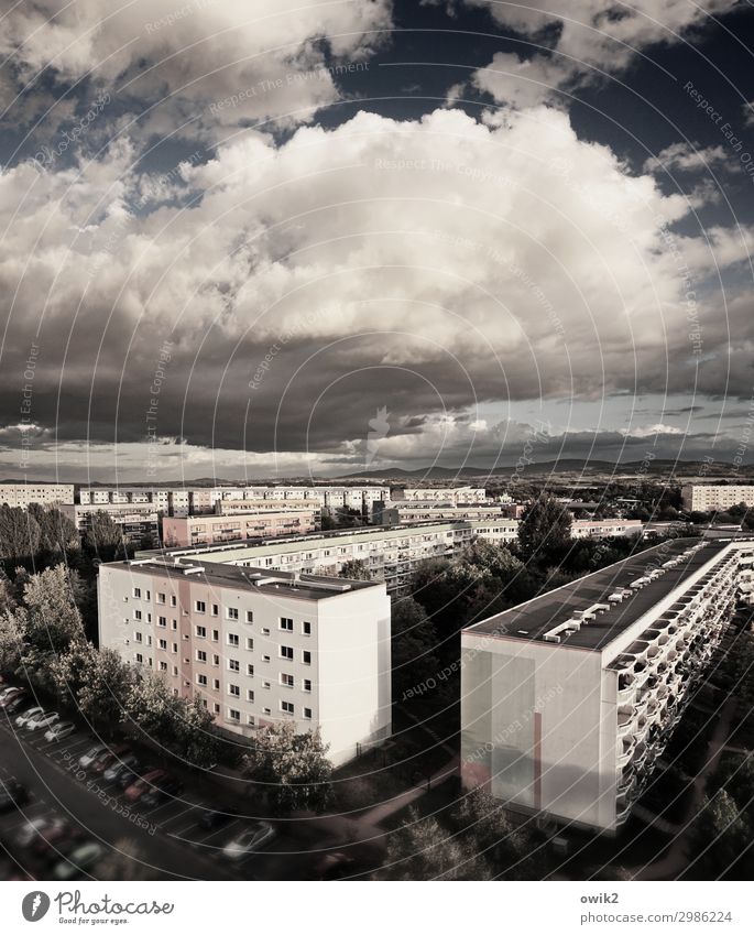 Geblockt Himmel Wolken Bautzen Kleinstadt Stadtrand bevölkert Haus Mauer Wand Balkon Plattenbau Ferne Farbfoto Gedeckte Farben Außenaufnahme Menschenleer