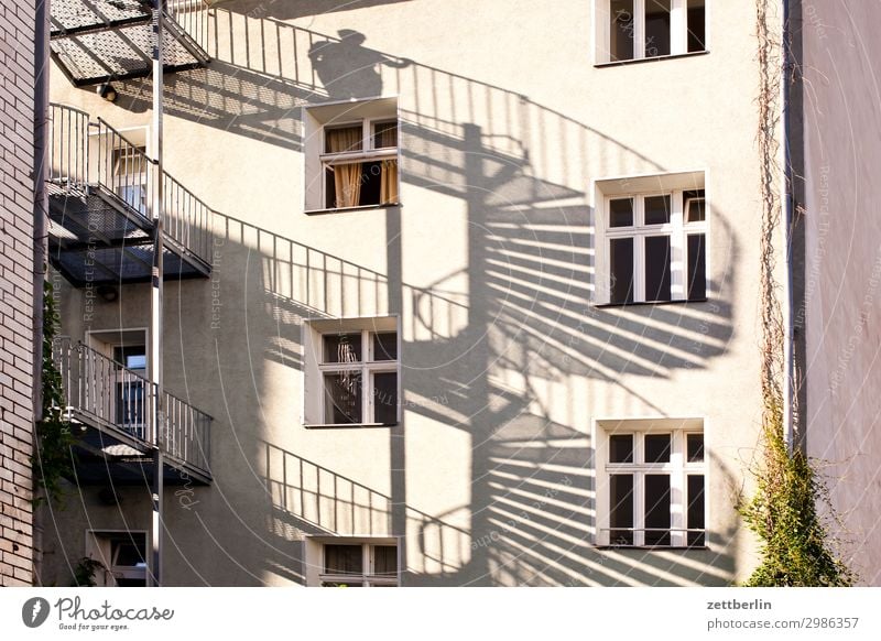 Mann auf der Wendeltreppe Haus Wohnhaus Wohnhochhaus Mehrfamilienhaus Häusliches Leben Wohngebiet Stadt Berlin Berlin-Mitte Fassade Fenster Treppe Notausgang