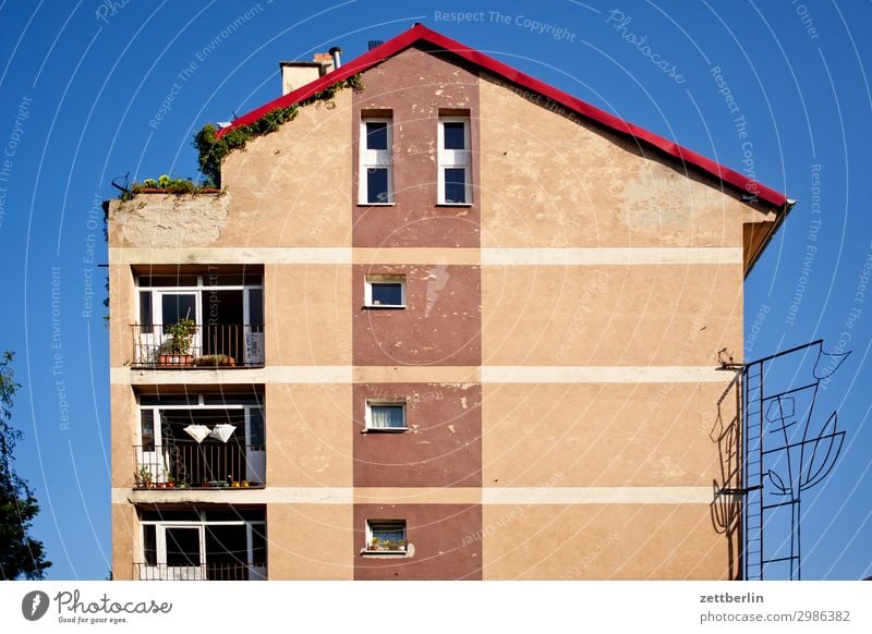 Dachterrasse links alt Altstadt antik Haus legica malerisch Polen Schlesien Stadt Häusliches Leben Wohnhaus Wohnhochhaus Terrasse Dachausbau Dachgeschoss Etage