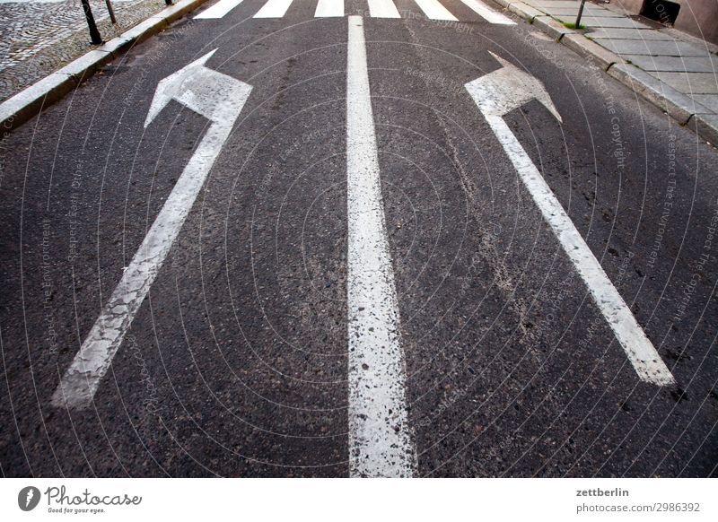 Rechts. Oder links. Straße Orientierung Navigation Ecke abbiegen Kurve Linie Asphalt Autobahn Zeichen Wege & Pfade Fahrbahnmarkierung Wegweiser