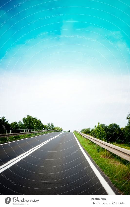 Ziel Straße Landstraße Spuren überholen Leitplanke geradeaus Mittellinie Schilder & Markierungen Fahrbahn Fahrbahnmarkierung Himmel Himmel (Jenseits) Landschaft