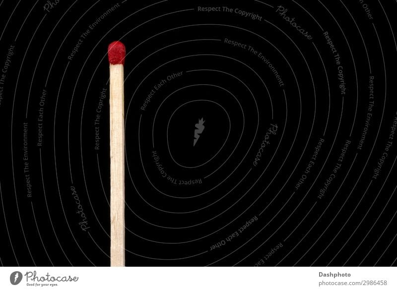 Großer Streichholzstab isoliert auf schwarzem Hintergrund Holz dünn heiß rot weiß Zündholz Streichholzkopf phosphorhaltig Korn Holzmaserung vereinzelt