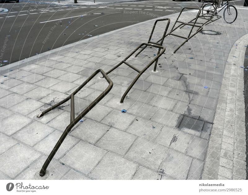 Fahrradständer nach der Hexennacht Saarbrücken Deutschland Europa Stadt Hauptstadt Fahrradfahren Straße dumm Aggression Schwarzweißfoto Gedeckte Farben