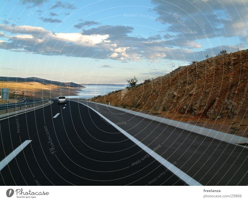 Straße ins nichts Meer See Hügel Ferien & Urlaub & Reisen Kroatien Einsamkeit Wolken Verkehr blau Himmel von solchen Straßen kann man in Deutschland nur träumen