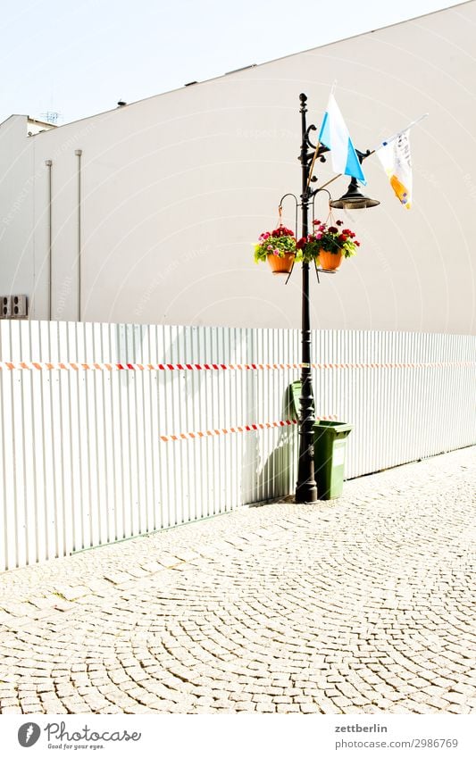 Legnica alt Altstadt antik Haus legnica malerisch Polen Schlesien Stadt Wohnhaus Wand Mauer Fahne Fahnenmast Wellblech Zaun Wellblechwand Baustelle Grenze