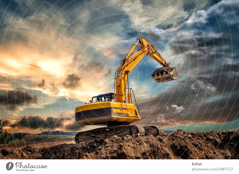 Raupenbagger bei Erdbewegungsarbeiten auf der Baustelle bei Sonnenuntergang farbenfroh beeindruckend Lader hydraulisch malerisch erstaunlich Traktor bewegend