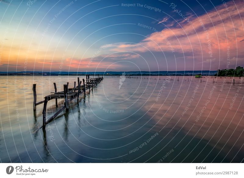 Langbelichtungslandschaft mit altem, gebrochenem Pfeiler mit Reflexion erstaunlich Architektur Hintergrund Bucht Strand schön schwarz Brücke hell Windstille