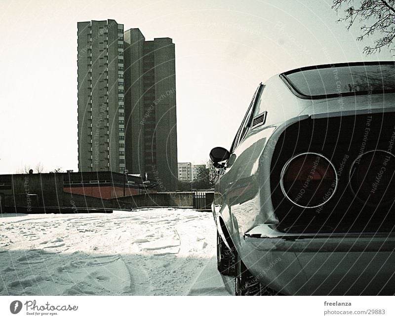 Mein Block Oldtimer Hochhaus retro Schnee Rücklicht Detailaufnahme Bildausschnitt Anschnitt parken Parkplatz Winter PKW Heck Karosserie kultig Sammlerstück