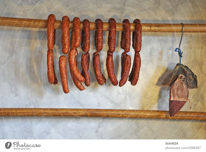 luftgetrocknete Mettwürste Lebensmittel Wurstwaren Salami Mettwurst geräuchert Vesper kaufen Gesunde Ernährung Metzgerei Holz hängen lecker braun Ordnungsliebe