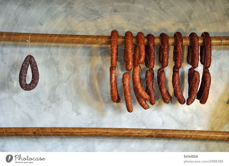 Mettwurst - immer an der Wand lang Wurstwaren Salami luftgetrocknet geräuchert gut bürgerlich Vesper kaufen Gesunde Ernährung Holz hängen retro trocken braun