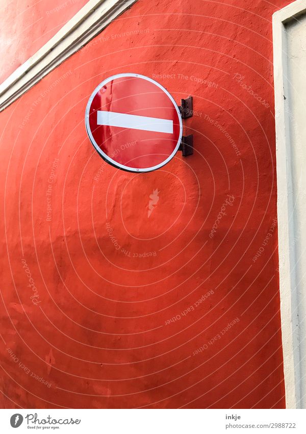 Sehr rote Einbahnstraße Menschenleer Mauer Wand Fassade Verkehr Verkehrswege Straßenverkehr Verkehrszeichen Verkehrsschild Verbote Verbotsschild Farbfoto