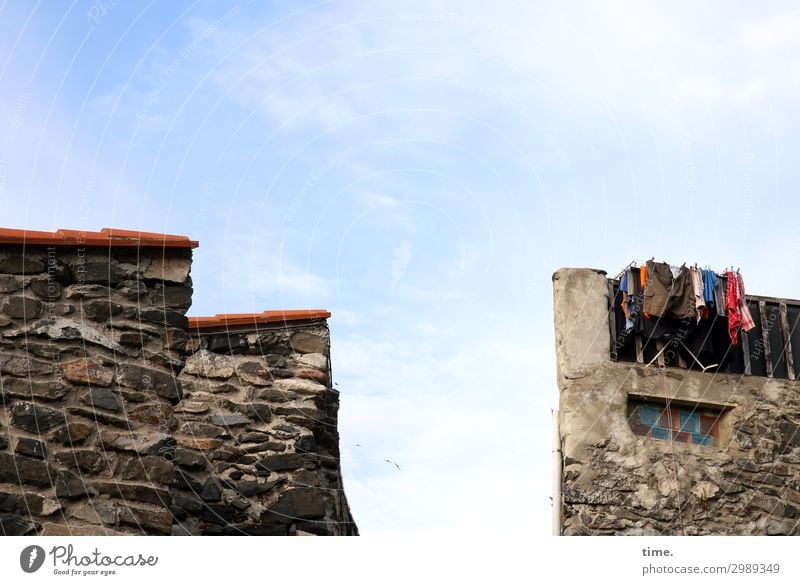 Trockenmasse Häusliches Leben Haus Bauwerk Architektur Mauer Wand Balkon Fenster Dach Wäsche Wäscheleine Wäschetrockner Dachziegel Stein außergewöhnlich eckig