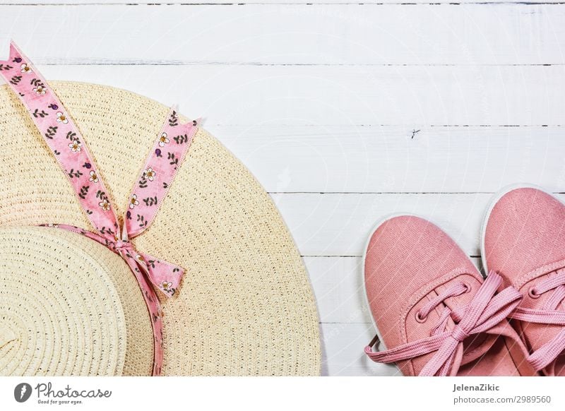 Sommerschuhe und Hut für Frauen für den Strandurlaub Lifestyle Stil Design Freude Erholung Freizeit & Hobby Ferien & Urlaub & Reisen Tourismus Freiheit