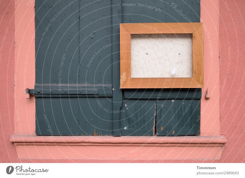 Heute: nichts! Stadt Haus Fassade Fensterladen Stein Holz braun grün rot leer sinnlos Hinweis Ankündigung Farbfoto Außenaufnahme Menschenleer Tag