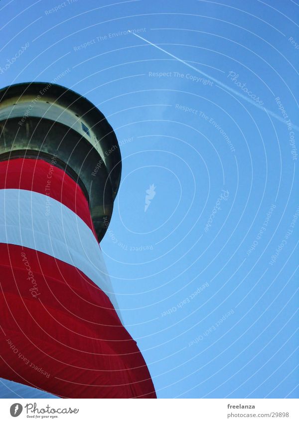 Wasserturm rot weiß Flugzeug historisch Turm Himmel blau