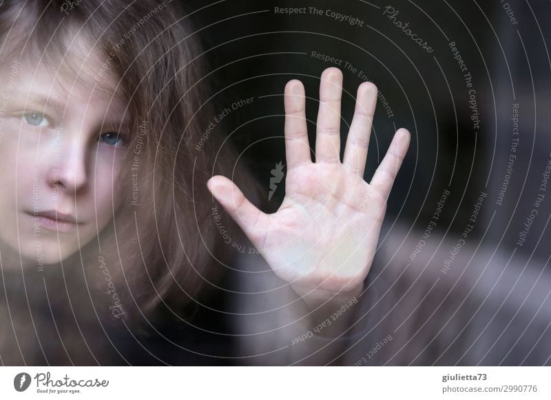 Isolation | Hallo Universum... Kind Junge Kindheit Leben Hand 1 Mensch 8-13 Jahre beobachten Blick Sicherheit Schutz Hilfsbereitschaft Hoffnung Sehnsucht