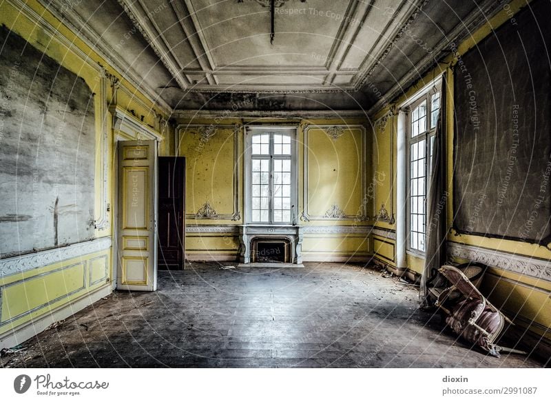 yellow room Menschenleer Haus Traumhaus Bauwerk Gebäude Architektur Mauer Wand Kamin Fenster Tür Innenarchitektur Zimmerdecke Sessel alt authentisch