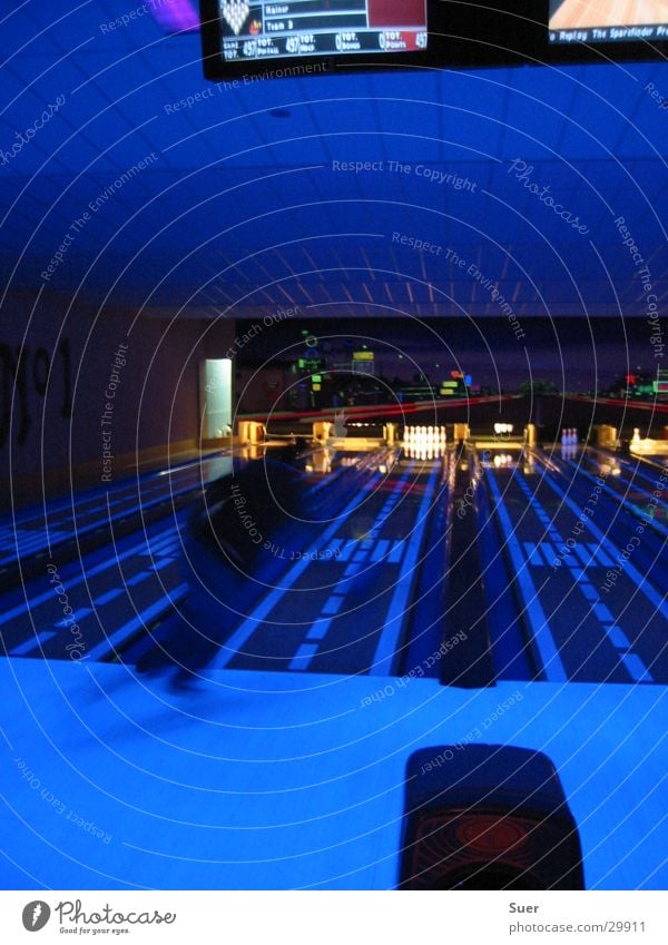 Bowlingcenter Schwarzlicht Sport Bewegung Kugel Eisenbahn Pins