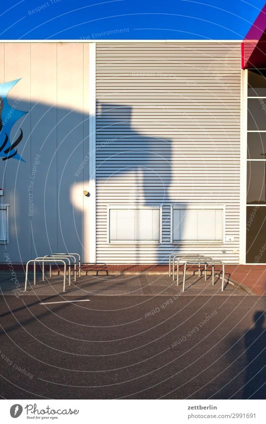 Schatten ohne Faust Haus Halle Lagerhalle Markt Supermarkt abholmarkt kaufen Einkaufszentrum Werbung Werbebranche außenwerbung Gewalt Hammer Wellblech Licht