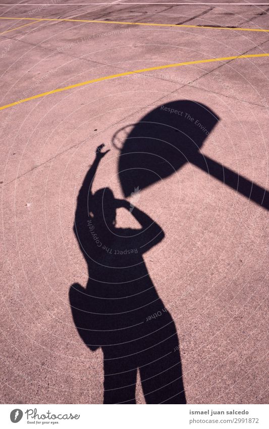 Mann Schatten Silhouette spielt Basketball auf der Straße Korb Sonnenlicht Boden Spielfeld Etage Sport Spielen Verlassen Park Spielplatz Außenaufnahme