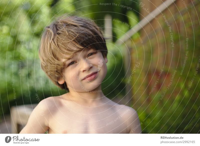 Junge im Garten - Sommer Mensch maskulin Kind Kindheit Gesicht 1 3-8 Jahre Umwelt Natur Schönes Wetter Pflanze Sträucher Haare & Frisuren authentisch natürlich