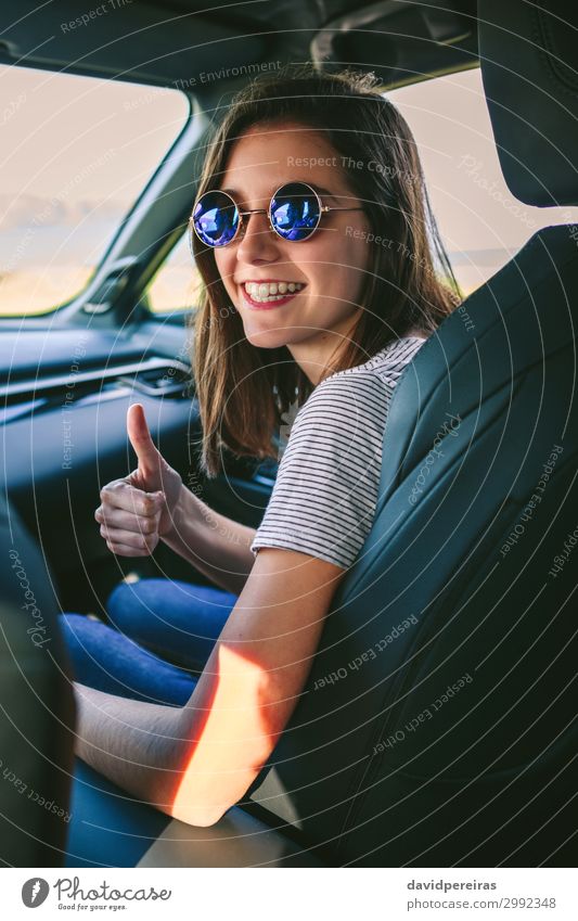 Mädchen mit Daumen nach oben im Auto Lifestyle Freude Glück schön Freizeit & Hobby Ferien & Urlaub & Reisen Ausflug Mensch Frau Erwachsene Küste Verkehr