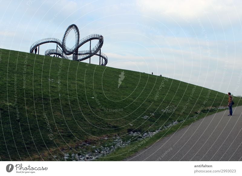 Magic Mountain Lifestyle Tourismus Ausflug Ferne Mensch maskulin Mann Erwachsene Partner Leben Körper 1 30-45 Jahre Kunst Kunstwerk Skulptur Natur Wiese Hügel