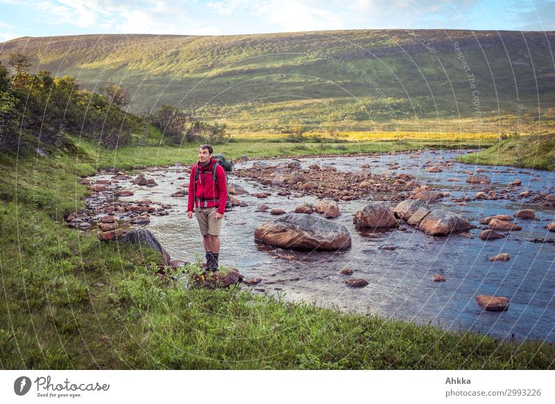 Junger Wanderer in Flusslandschaft Ferien & Urlaub & Reisen Freiheit Berge u. Gebirge wandern Junger Mann Jugendliche 1 Mensch Natur Wasser Hügel Felsen