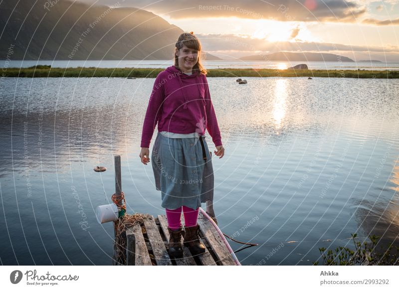 Junge Frau auf kleinem Holzsteg. Fjord. Mitternachtssonne Freude Ferien & Urlaub & Reisen Abenteuer Jugendliche Wind Bucht Meer Polarmeer See Steg Rock Pullover