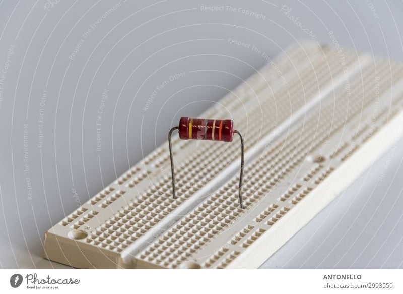 Breadboard mit Widerstand auf weißem Tisch Bildung Wissenschaften Schule lernen Berufsausbildung Labor Arbeit & Erwerbstätigkeit Fabrik Industrie Business