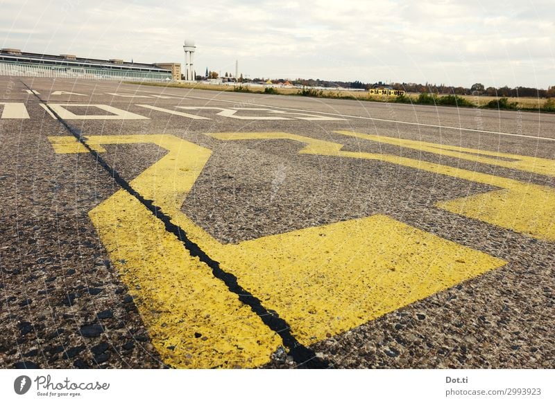 THF Wolken Hauptstadt Menschenleer Platz Flughafen gelb Ferne Tempelhofer Feld Berlin-Tempelhof Rollfeld Schriftzeichen Ziffern & Zahlen Beton Fuge Wasserturm