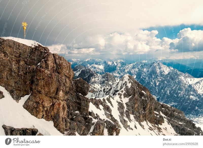 crowning the crown Natur Landschaft Wolken Wetter Felsen Alpen Berge u. Gebirge Gipfel Schneebedeckte Gipfel hoch gold Höhenangst Ziel Zugspitze Gipfelkreuz