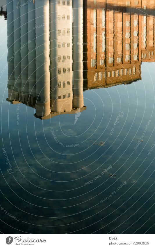 MKM Stadt Menschenleer Industrieanlage Gebäude blau braun Silo Hafen Duisburg Wasseroberfläche Museum Farbfoto Außenaufnahme Experiment Textfreiraum unten