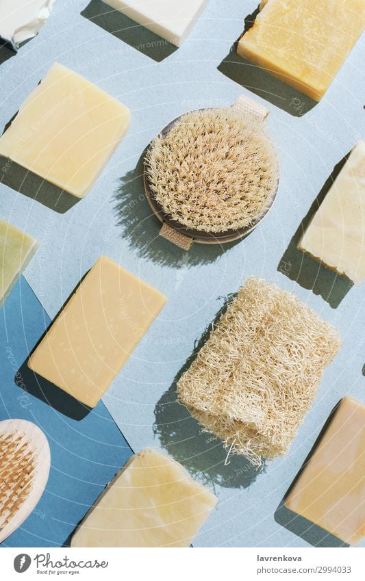 verschiedene Naturseifen, Bürsten und Loofaschwamm Bars Bad Beautyfotografie Körper Pflege Cellulite Kosmetik handgefertigt Peeling flache Verlegung