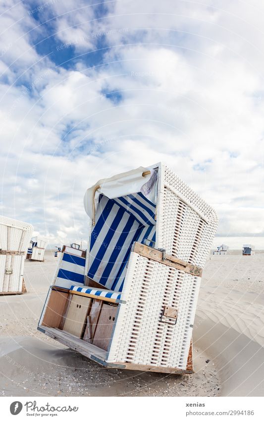 Weißer Strandkorb mit blauen Streifen am Strand unter Wolken bei schönem Wetter Ferien & Urlaub & Reisen Tourismus Sommer Sommerurlaub Sonnenbad Landschaft