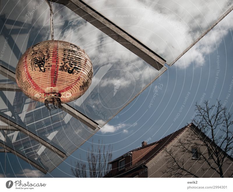 Chinatown Himmel Wolken Baum Elsterwerda Kleinstadt Stadtzentrum bevölkert Haus Lampe Kugel leuchtende Farben Glasdach Papier Chinesisch Zeichen Schriftzeichen