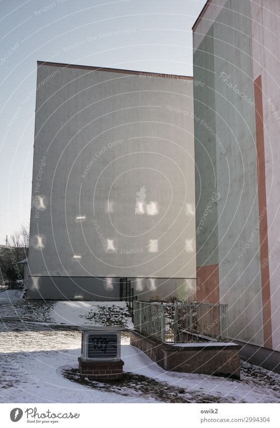 Reflexartig Wolkenloser Himmel Winter Schnee Bautzen Lausitz Deutschland Stadtrand bevölkert Haus Hochhaus Bauwerk Gebäude Plattenbau Mauer Wand kalt trist