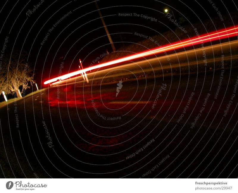 der bus kommt nicht Langzeitbelichtung Licht Nacht Verkehr Hauptstraße trampen Verkehrswege PKW Scheinwerfer Straße Beleuchtung night car street hitchhiking
