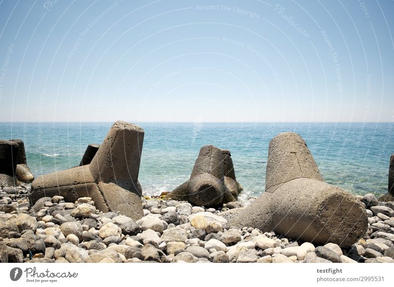 küste Umwelt Natur Landschaft Wasser Himmel Sonnenlicht Schönes Wetter Wellen Küste Bucht bedrohlich steinig Beton Buhne schwer Farbfoto Außenaufnahme