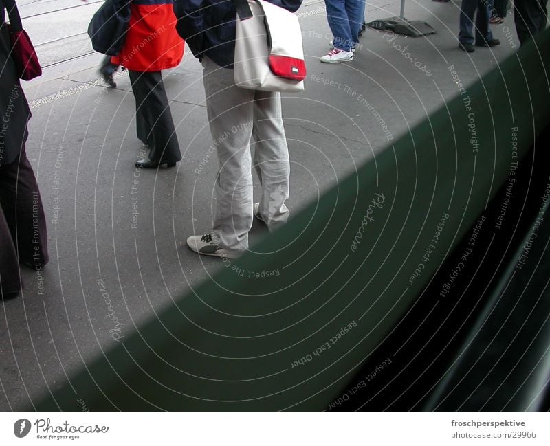 strassenbahn Straßenbahn Öffentlicher Personennahverkehr Verkehr warten Fuß Beine Mensch Station stadt bern