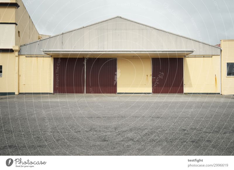 lager Kleinstadt Stadt Stadtrand Menschenleer Haus Industrieanlage Fabrik Tor Bauwerk Gebäude Architektur Fenster Tür Verkehrswege Straße alt geschlossen Halle