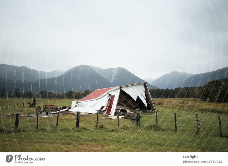 haus Umwelt Natur Landschaft Erde Himmel Gewitterwolken schlechtes Wetter Unwetter Sturm Haus Einfamilienhaus Hütte Gebäude Architektur Aggression alt